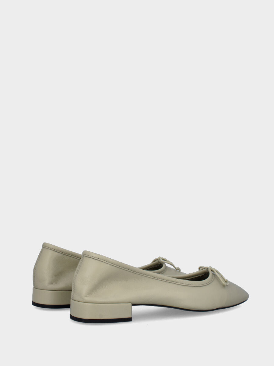 Ballerina in nappa verde salvia con fiocchetto sul collo