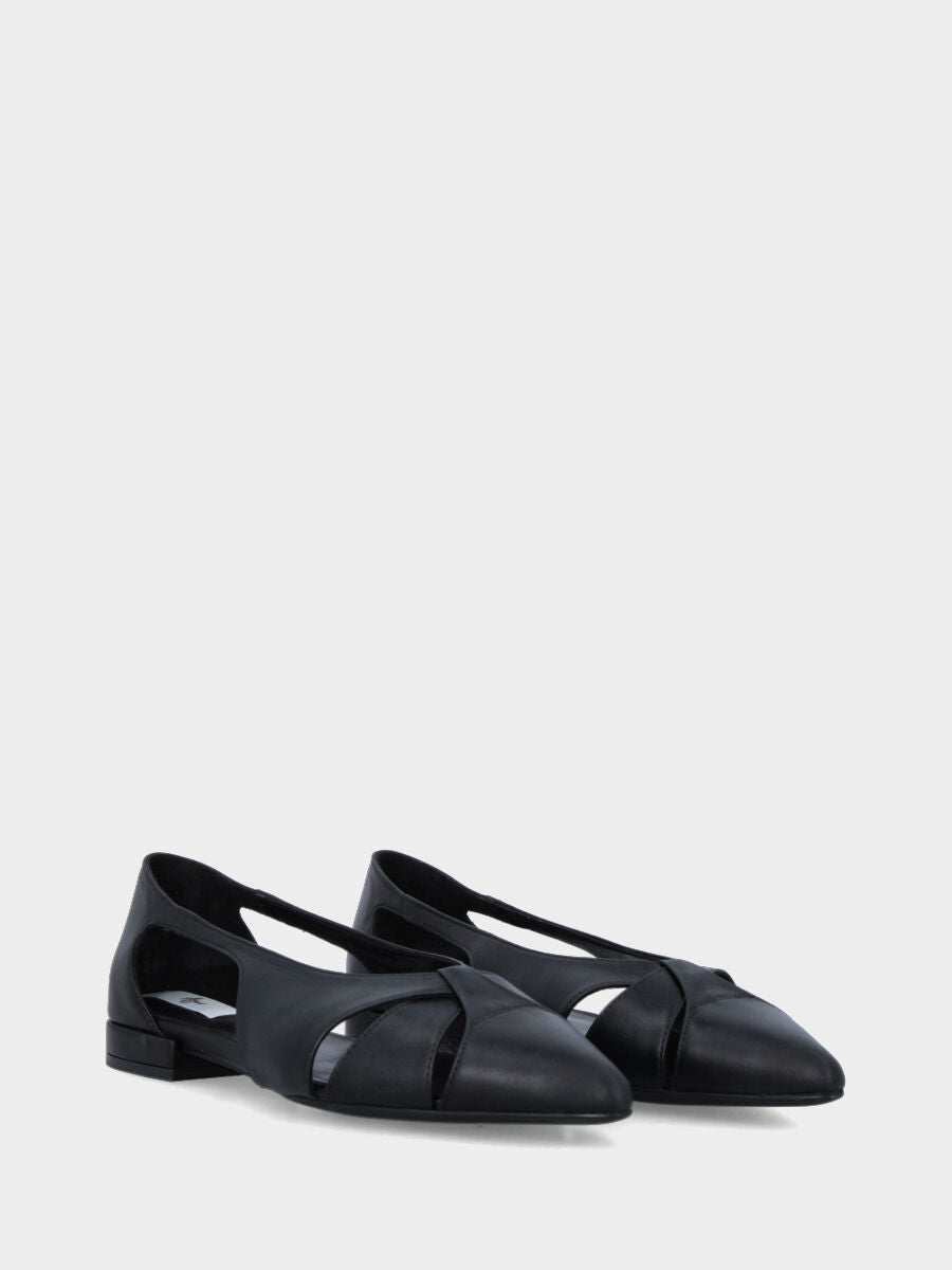 Ballerina in nappa nera con cinturini arcuati incrociati