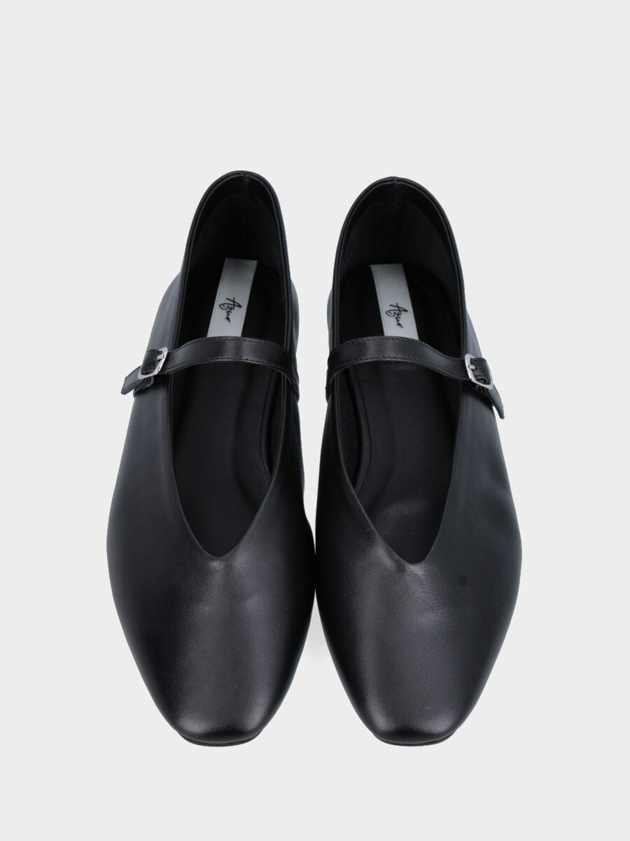 Ballerina Mary Jane in nappa nera con cinturino e tacco flat