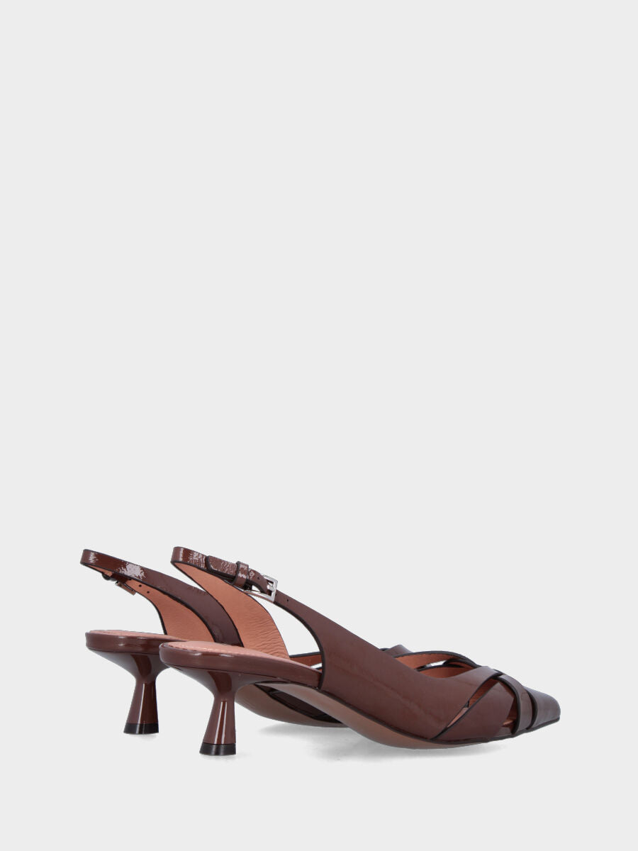 Slingback in vernice marrone con listini incrociati e tacco a calice