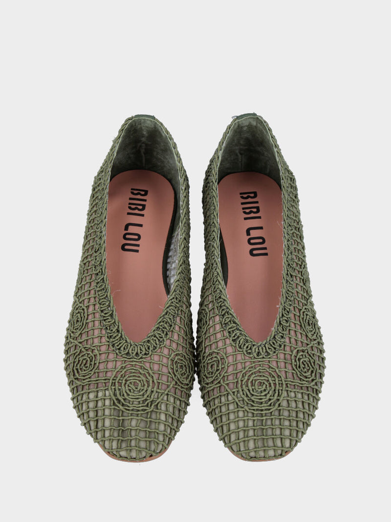Ballerina in rete di cotone su tulle verde con ricami intrecciati