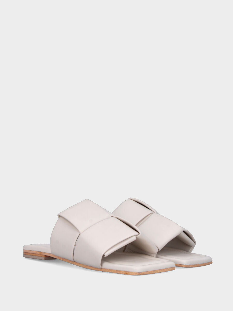 Sandalo monoblocco in vitello rosso con fascia ripiegata