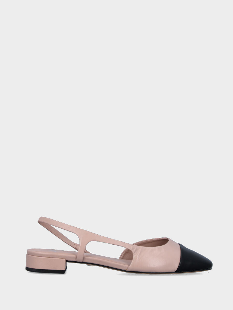 Slingback in nappa bicolore beige e nero con cinturino asimmetrico
