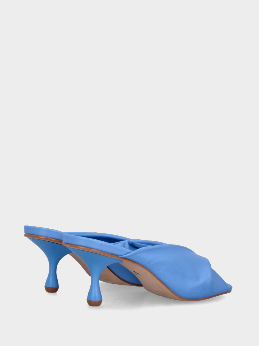 Ciabattina in nappa azzurra con fascia rivoltata e tacco a goccia