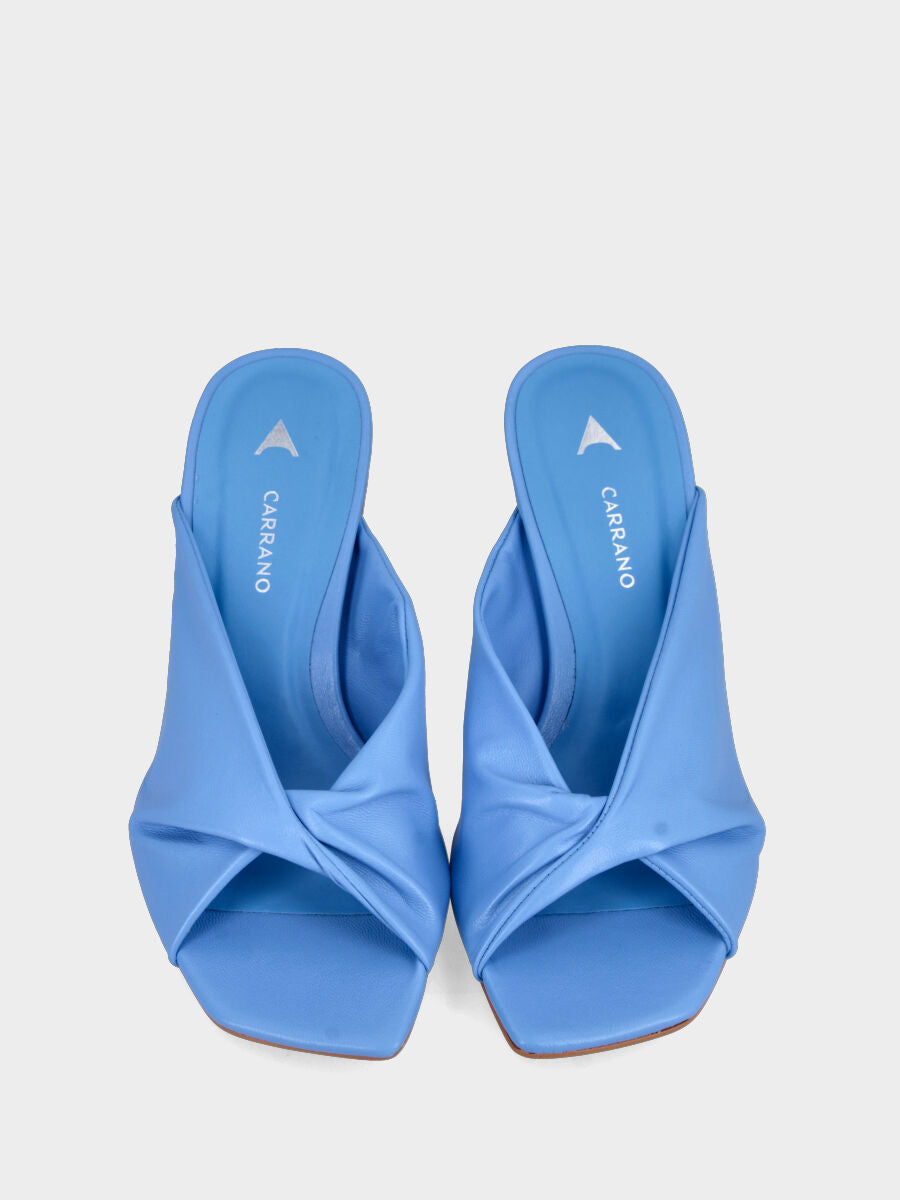 Ciabattina in nappa azzurra con fascia rivoltata e tacco a goccia