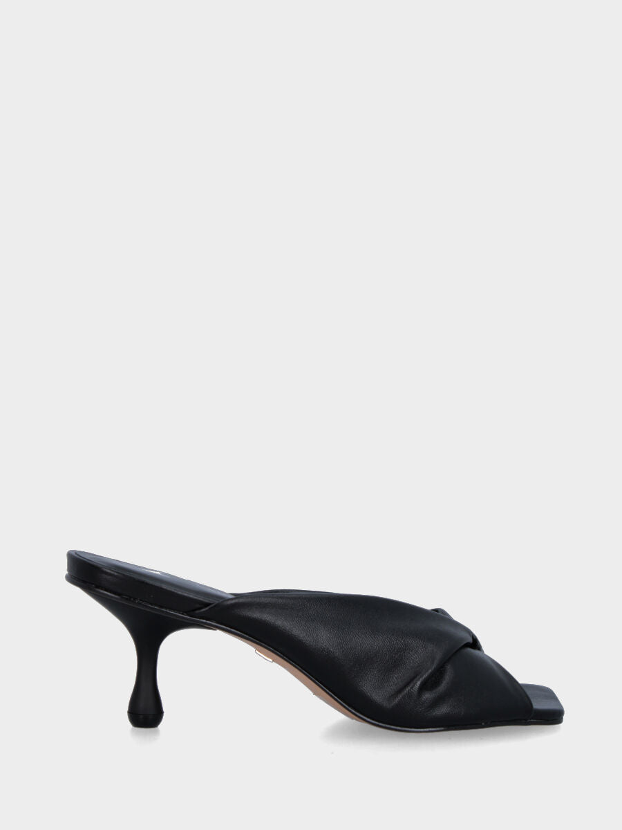 Ciabattina in nappa nera con fascia rivoltata e tacco a goccia