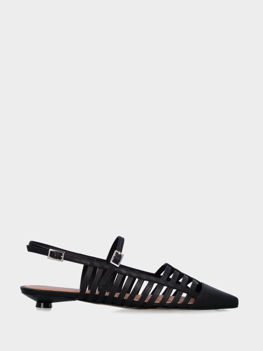 Slingback in nappa nera con listini traforati e tacco a piattino