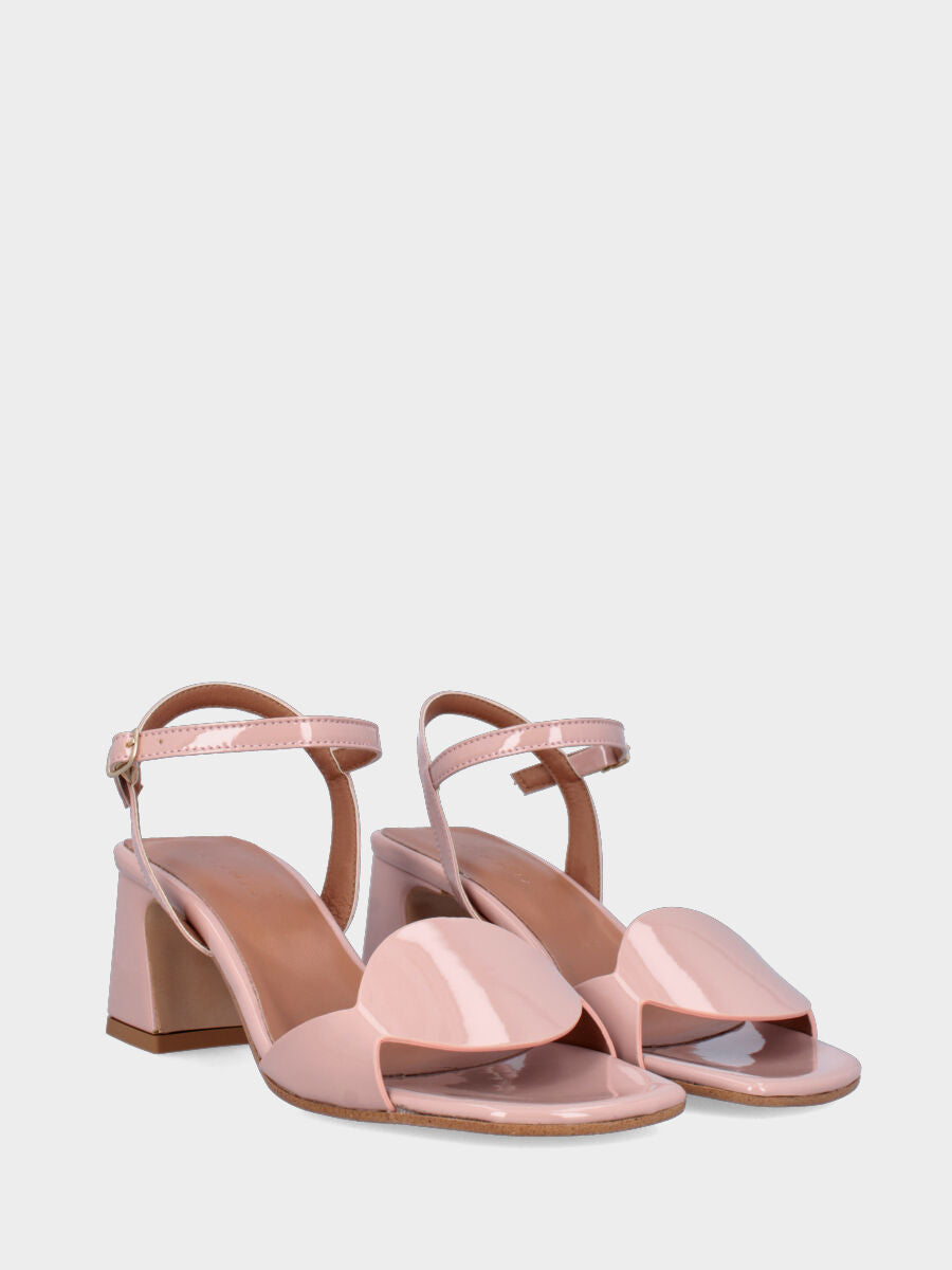Nude patent leather sandal with oval details on the sole and kitten heel