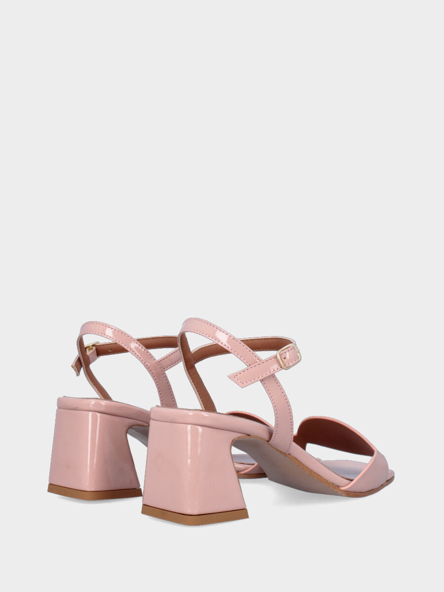 Nude patent leather sandal with oval details on the sole and kitten heel