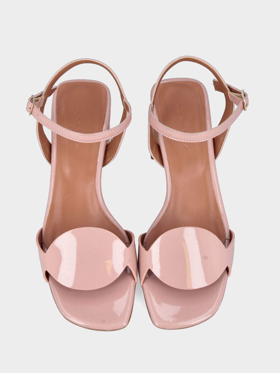 Nude patent leather sandal with oval details on the sole and kitten heel