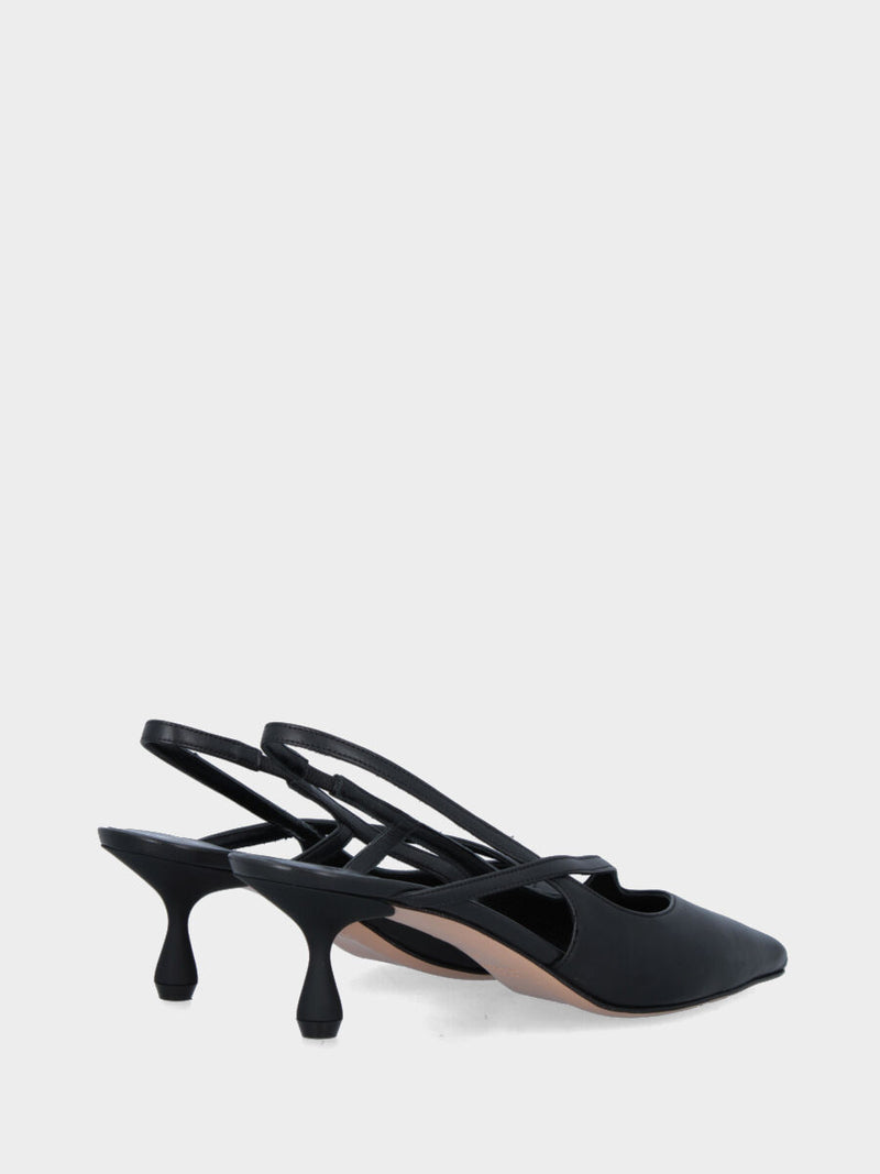 Slingback in nappa nera con cinturino trasversale e punta sfilata