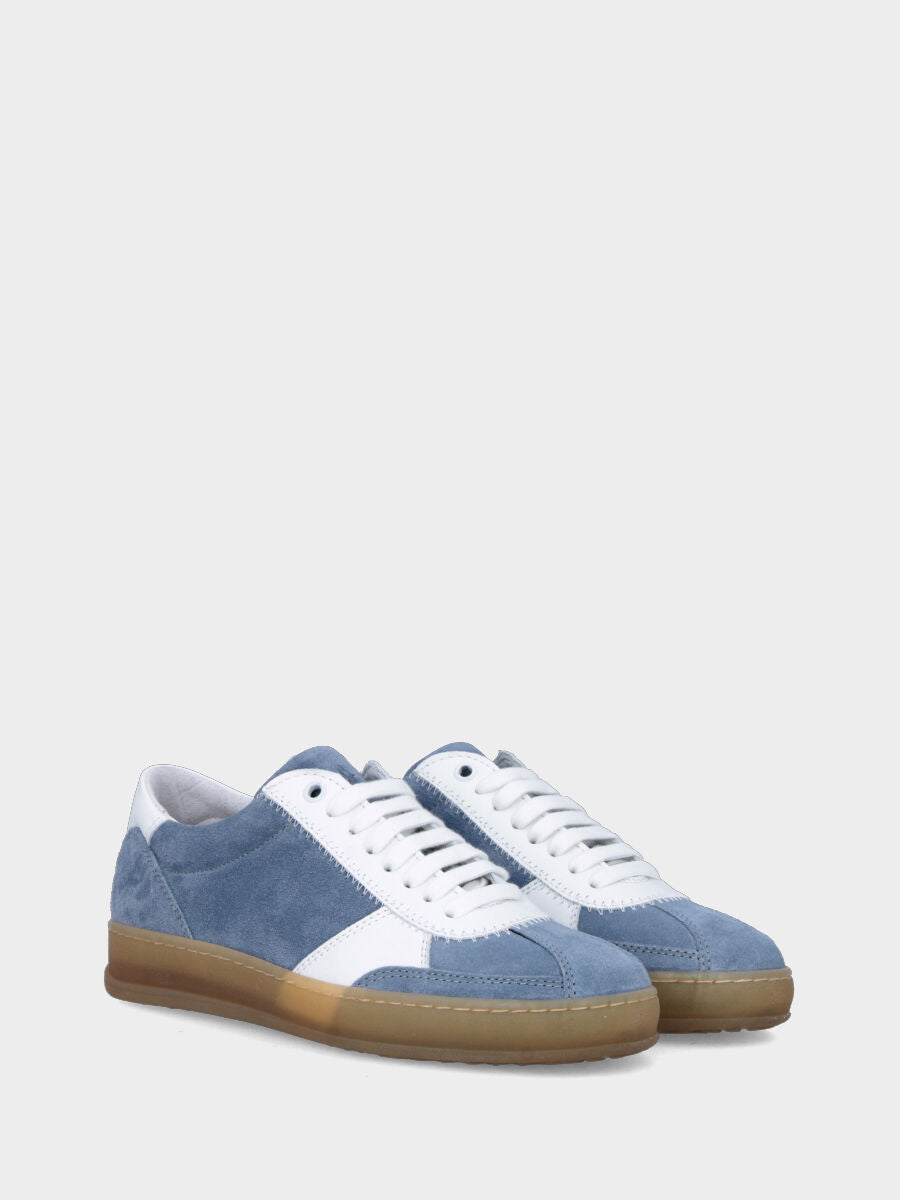 Sneaker in camoscio azzurro e con suola in gomma