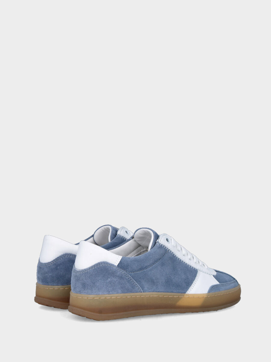 Sneaker in camoscio azzurro e con suola in gomma