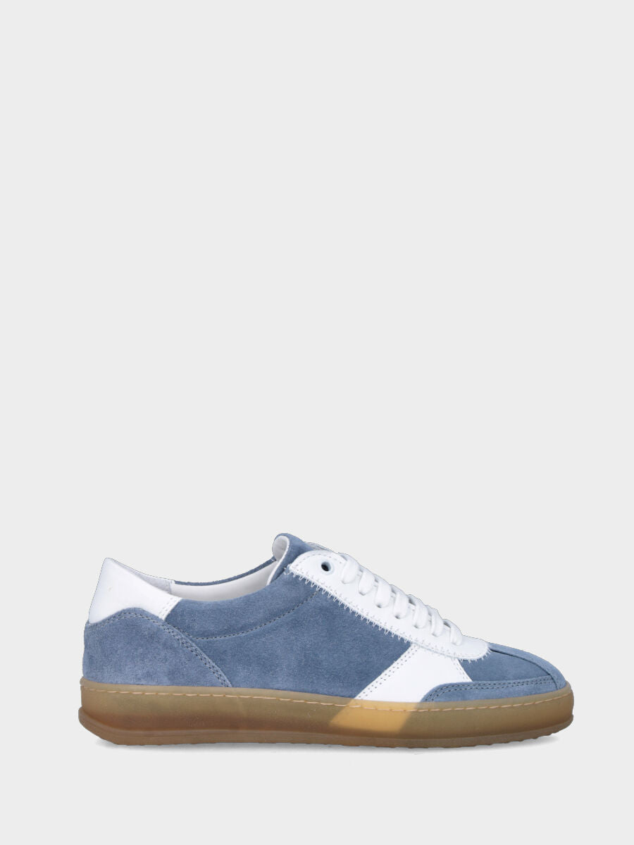 Sneaker in camoscio azzurro e con suola in gomma