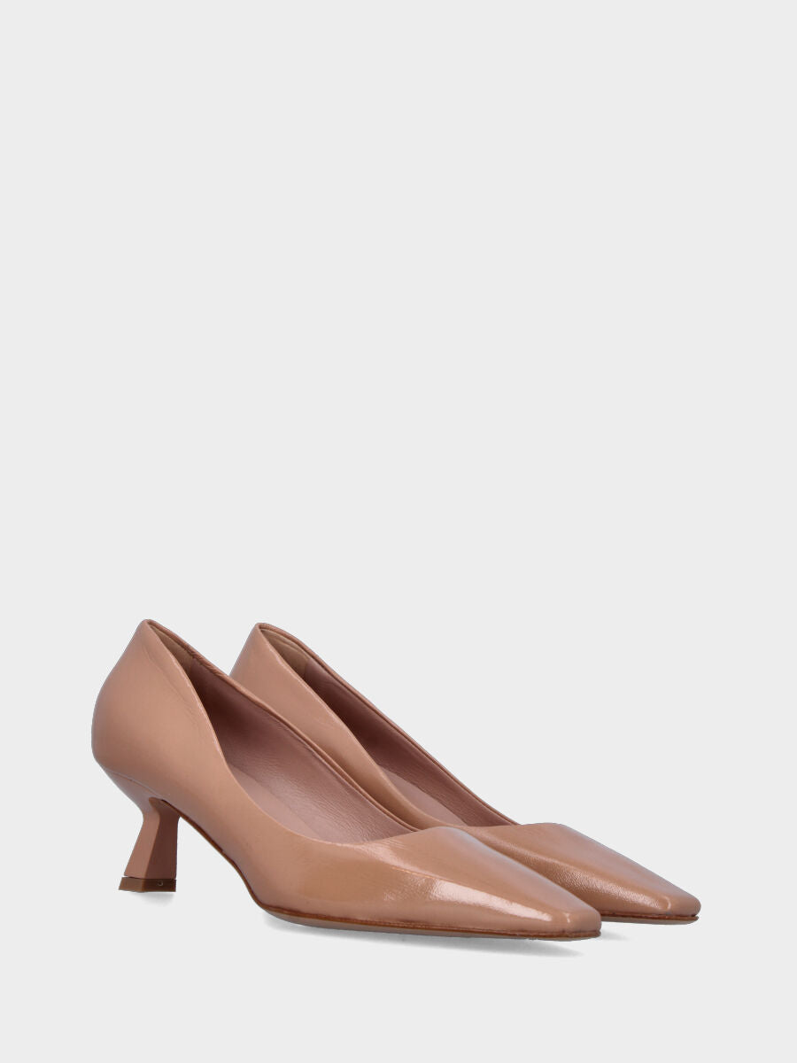 Décolleté in vernice beige con punta quadrata e tacco a calice