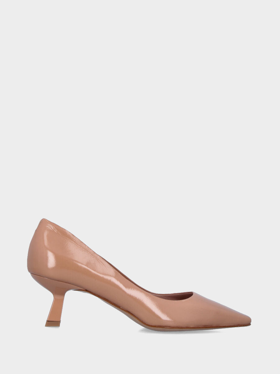 Décolleté in vernice beige con punta quadrata e tacco a calice