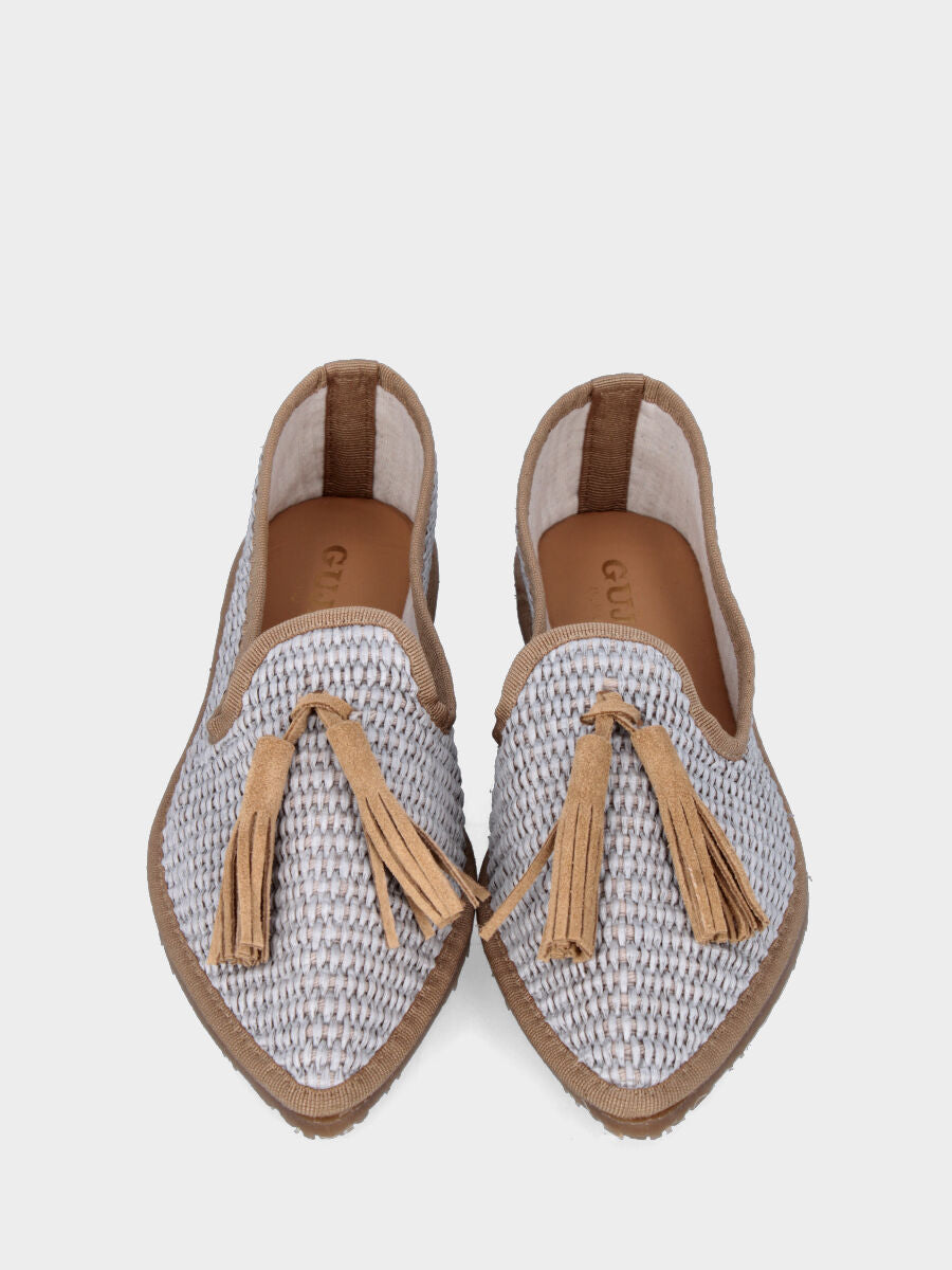 Pantofolina in rafia grigio perla con nappine e punta sfilata