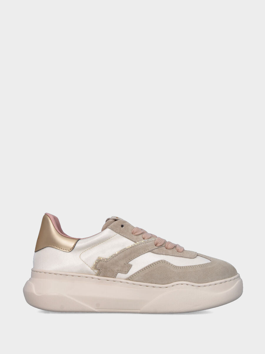 Sneaker in vitello beige con toppone laminato platino e suola alta