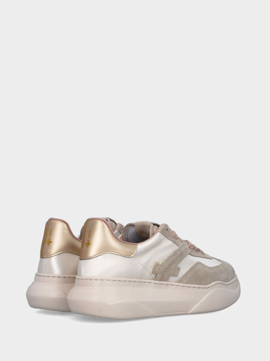 Sneaker in vitello beige con toppone laminato platino e suola alta
