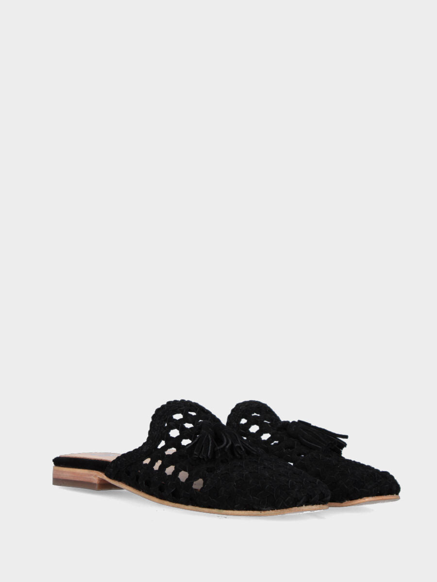 Sabot in velour nero con tomaia intrecciata e nappine