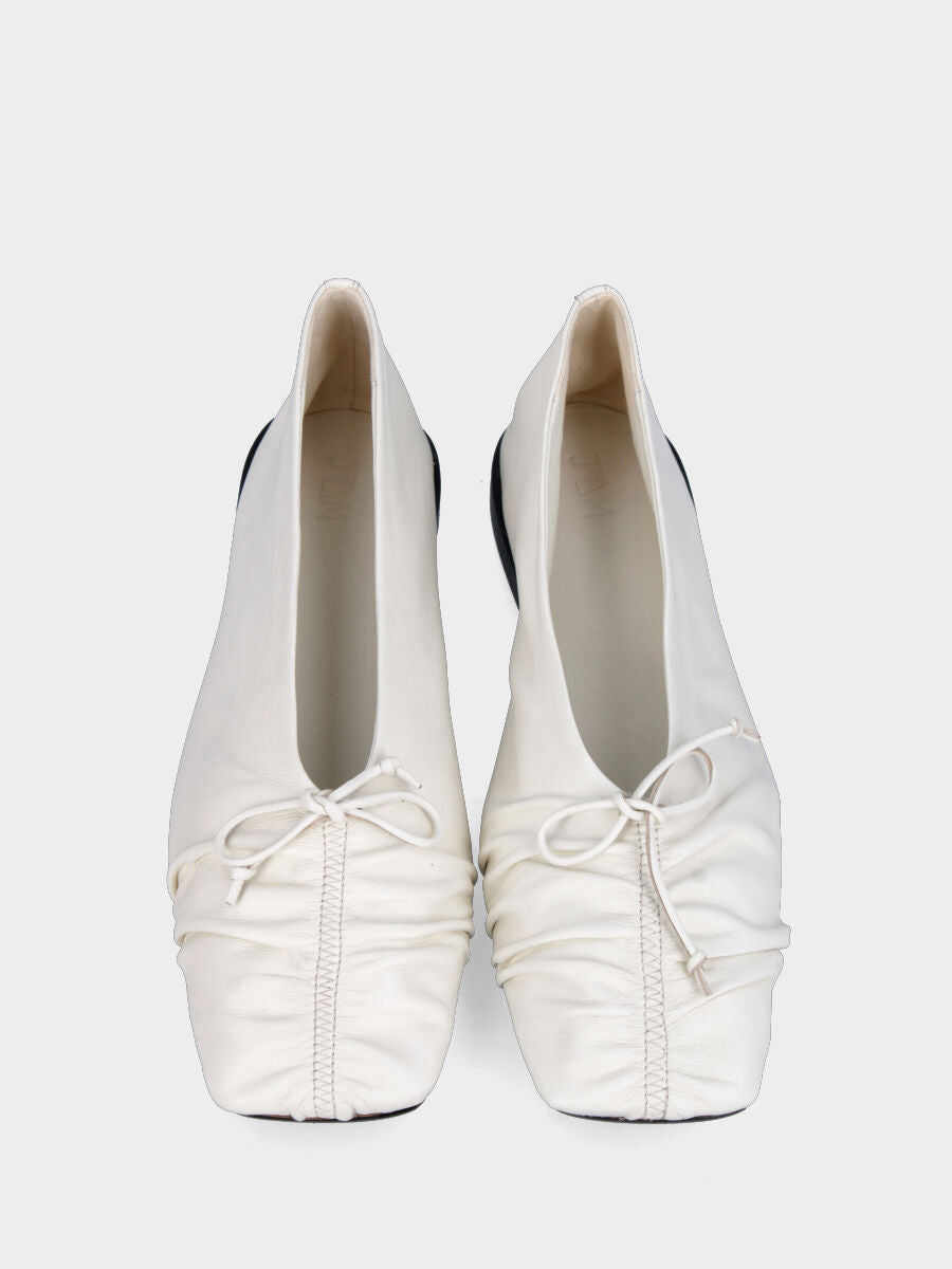 Ballerina aus weißem Nappaleder mit Schleife und Rüschen