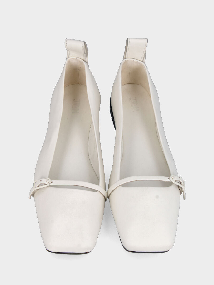 Ballerina in nappa bianco latte con cinturino in pianta e cucitura a sacchetto