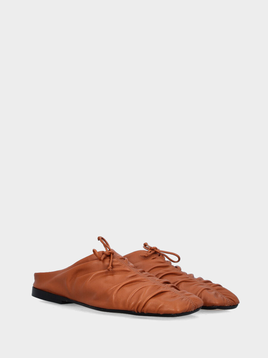 Sabot in nappa color cuoio con fiocchetto e tacco flat