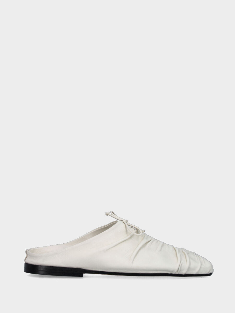 Sabot in nappa bianco latte con fiocchetto e tacco flat