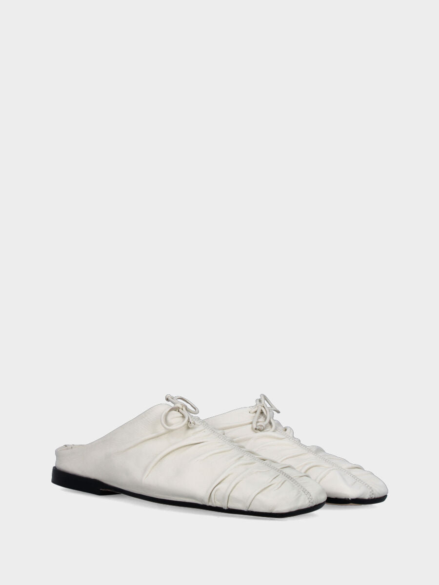 Sabot in nappa bianco latte con fiocchetto e tacco flat