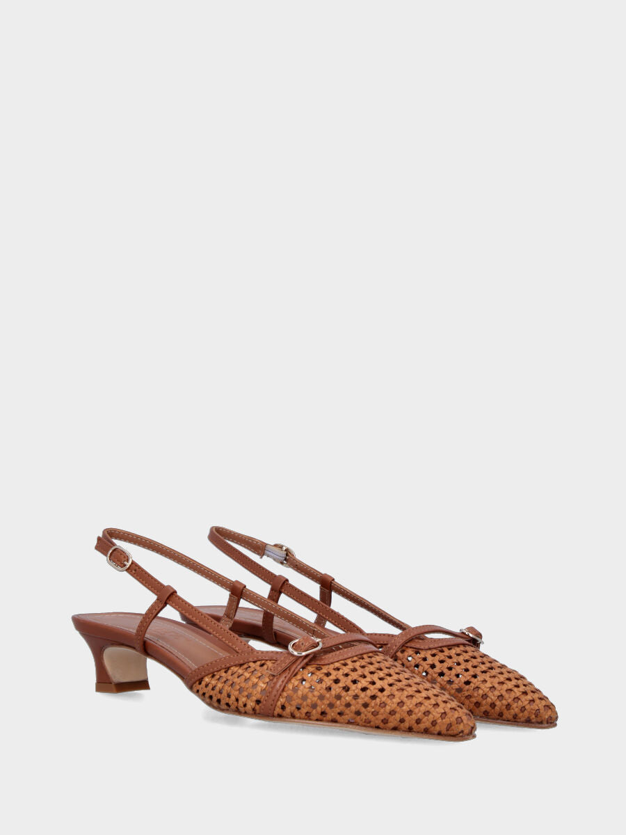 Slingback in rafia color cuoio con cinturino e tacco a coda
