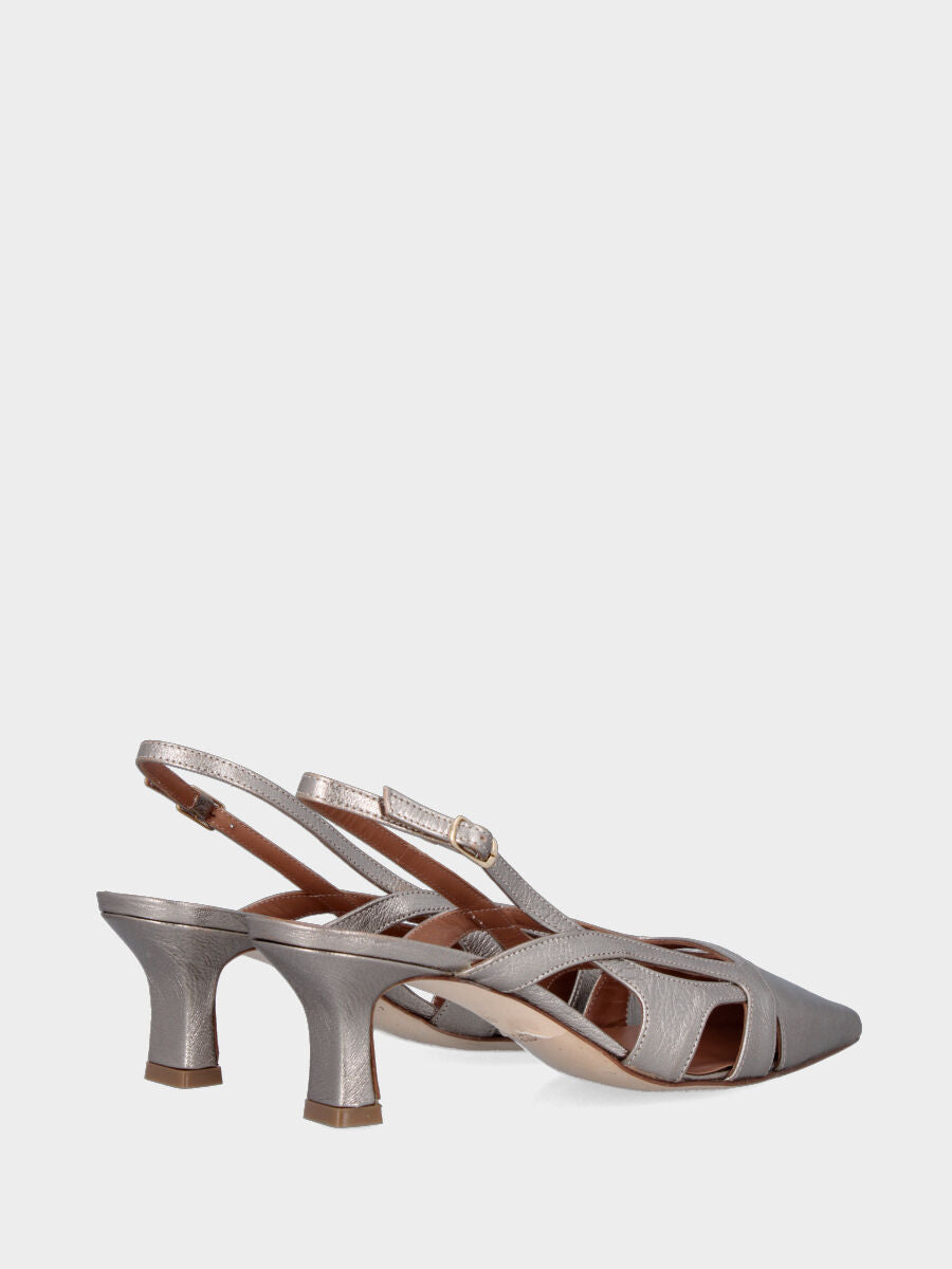 Slingback in laminato platino con tomaia sovrapposta e tacco a calice