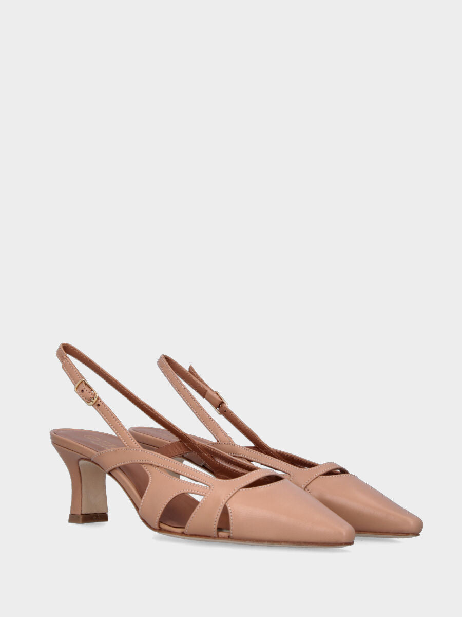 Slingback in nappa beige con tomaia sovrapposta e tacco a calice