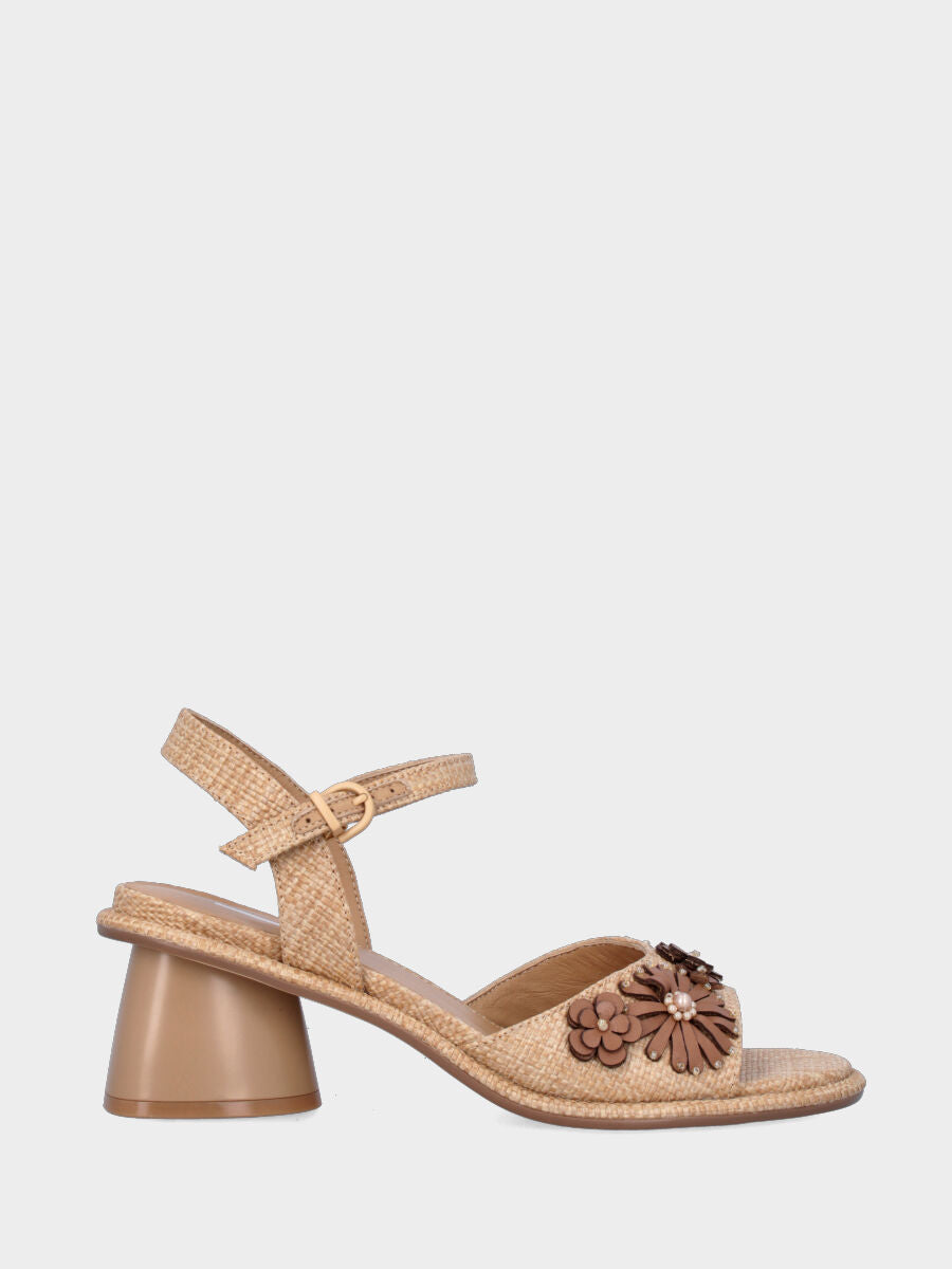 Sandale en raphia écru avec applications florales et talon bloc
