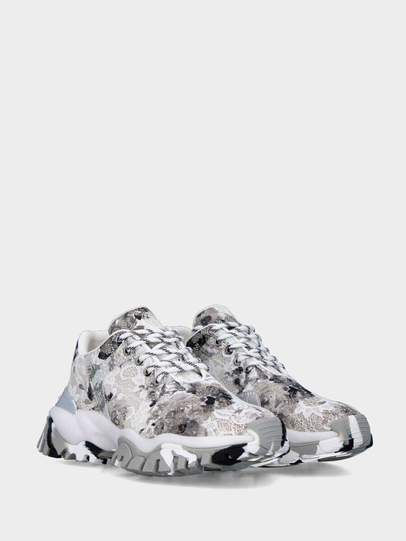 Sneaker in tessuto bianco con merletti e fondo in gomma