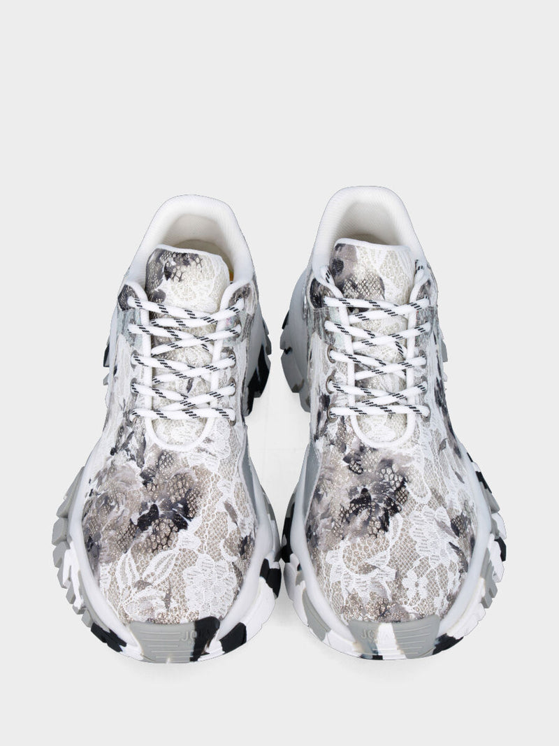 Sneaker in tessuto bianco con merletti e fondo in gomma