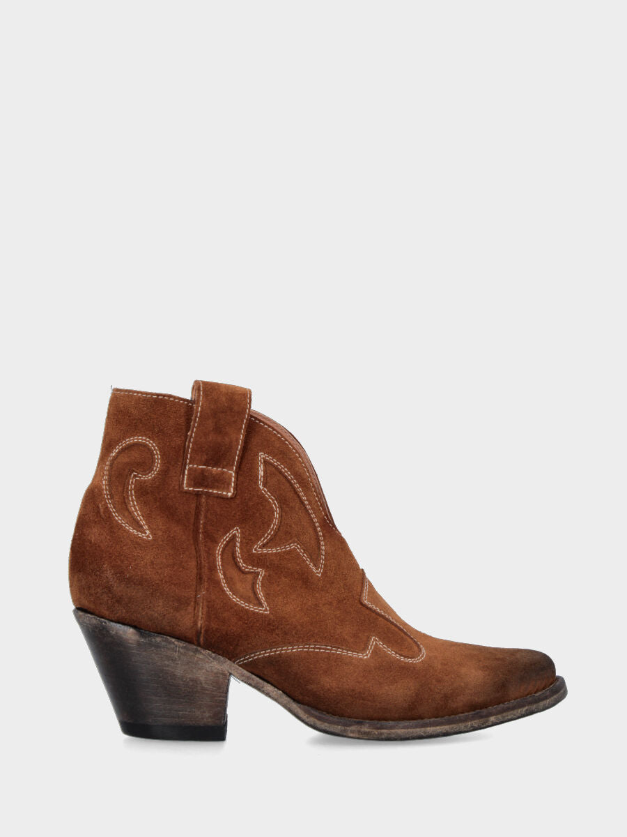 Camperos a tronchetto in velour color cuoio con intagli sul gambaletto