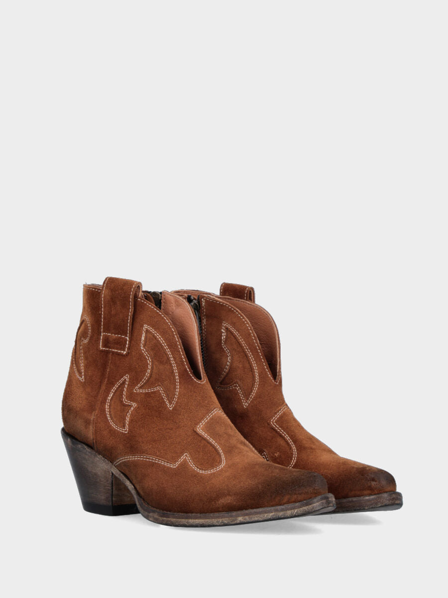 Camperos a tronchetto in velour color cuoio con intagli sul gambaletto