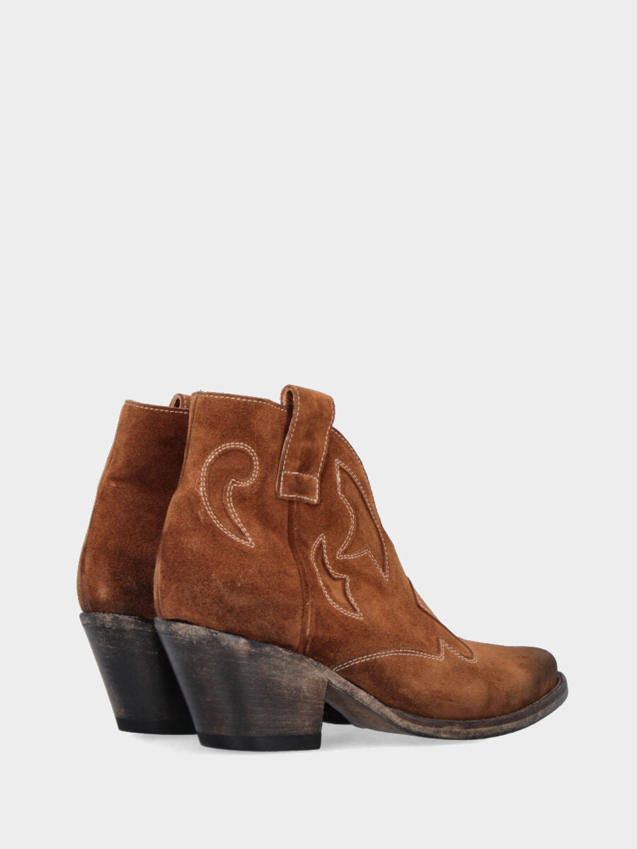 Camperos a tronchetto in velour color cuoio con intagli sul gambaletto