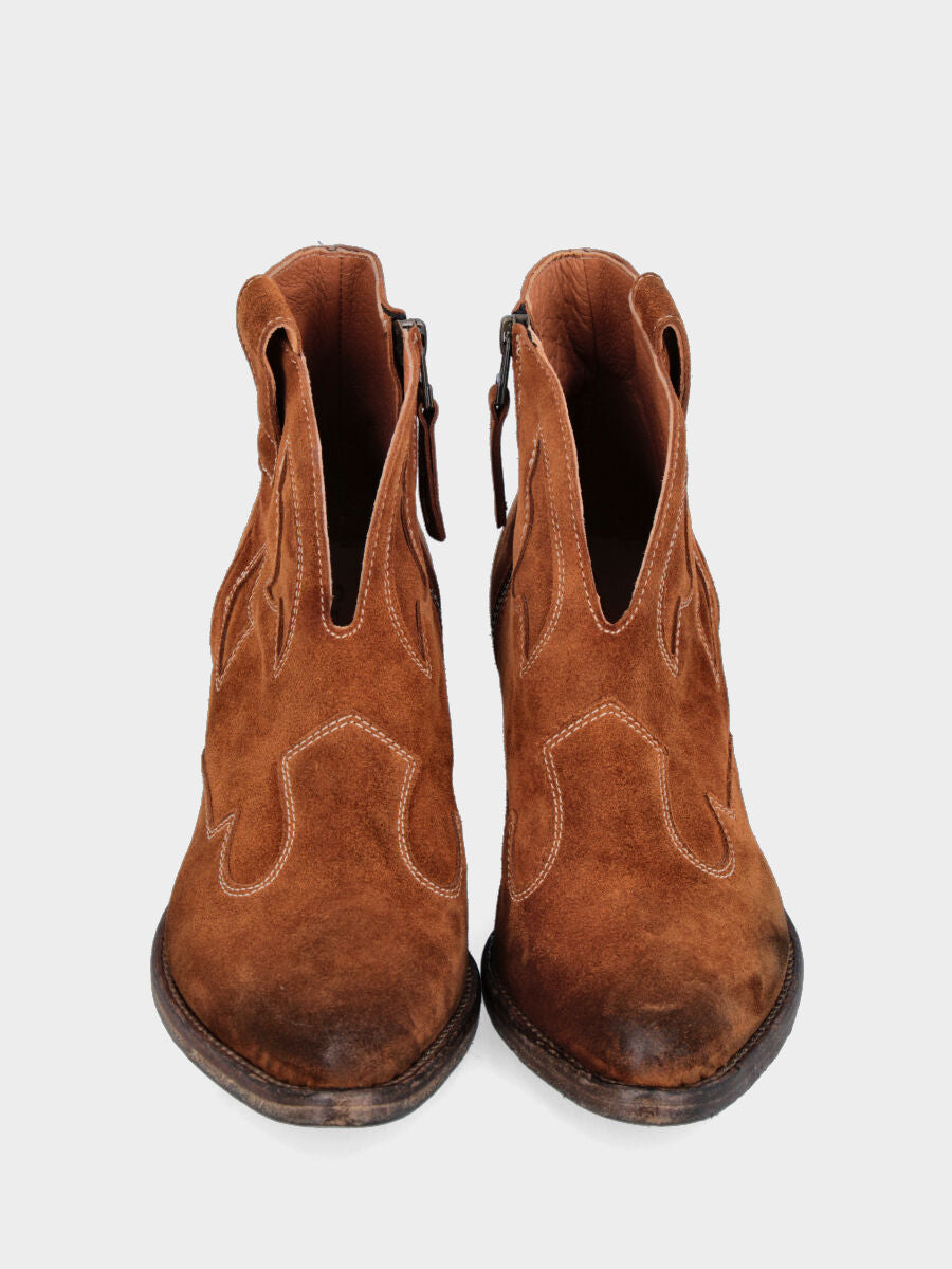 Camperos a tronchetto in velour color cuoio con intagli sul gambaletto