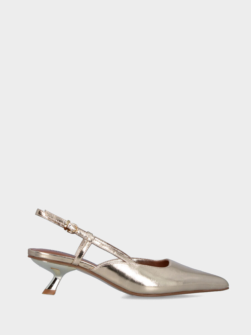 Slingback in laminato platino con tacco a calice e listino avvolgente
