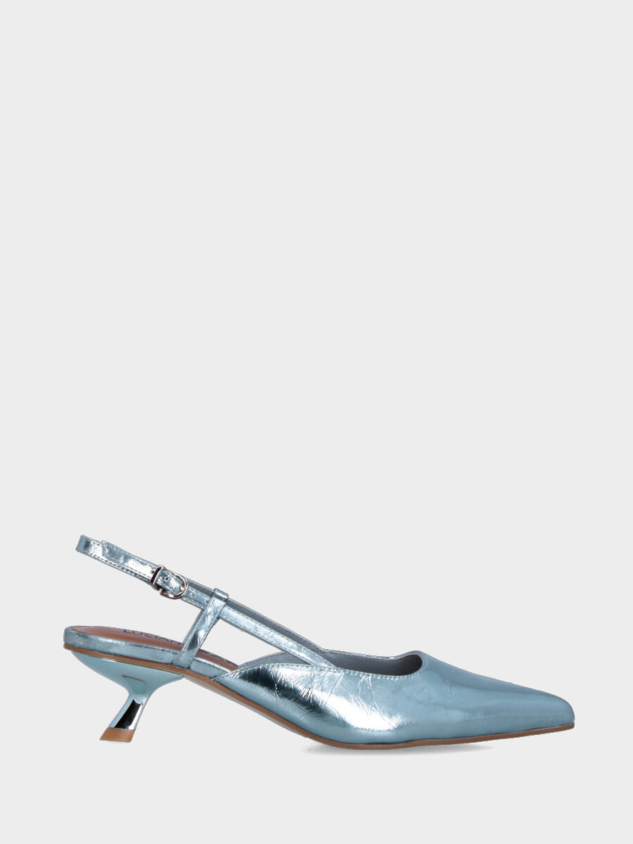 Slingback in laminato celeste con tacco a calice e listino avvolgente