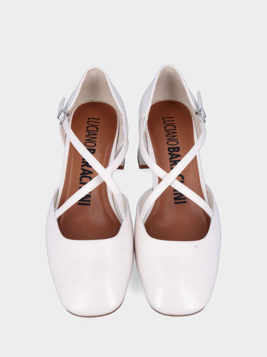 Décolleté in naplak bianco latte con cinturini incrociati
