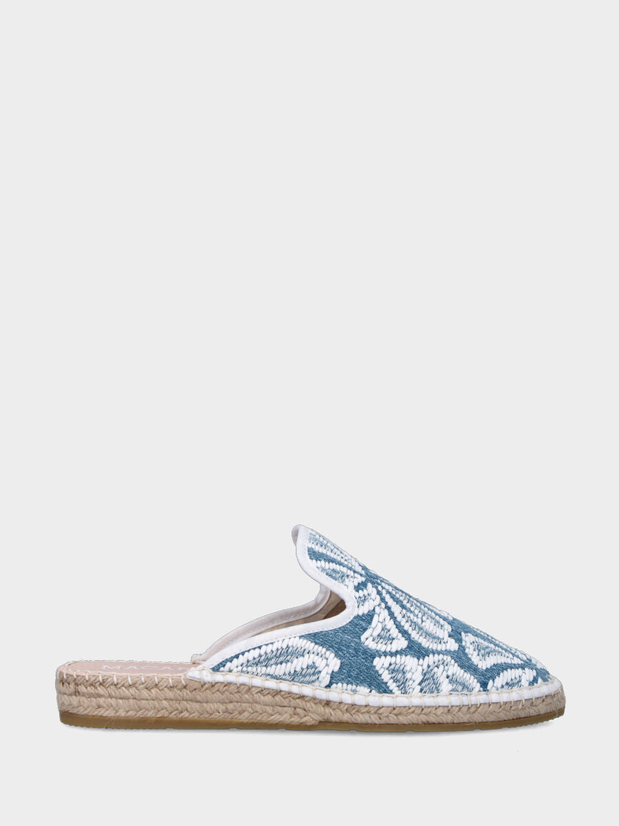 Sabot in tessuto jeans con ricami bianchi e zeppa in corda