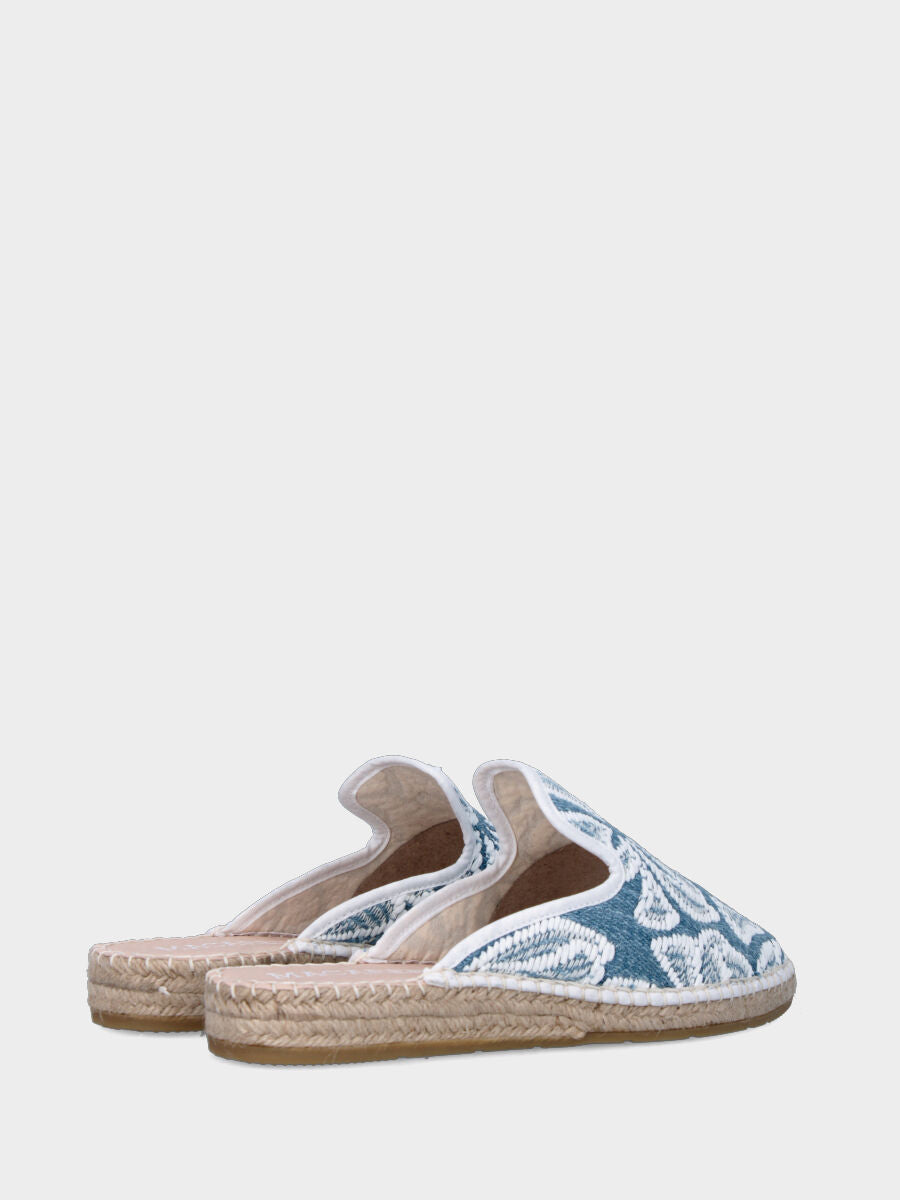 Sabot in tessuto jeans con ricami bianchi e zeppa in corda