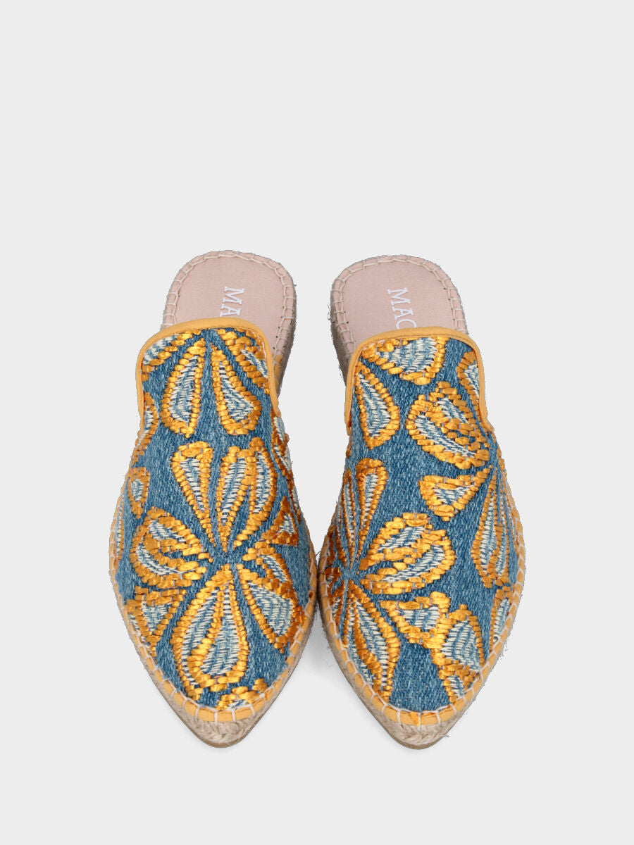 Sabot in tessuto jeans con ricami dorati e zeppa in corda