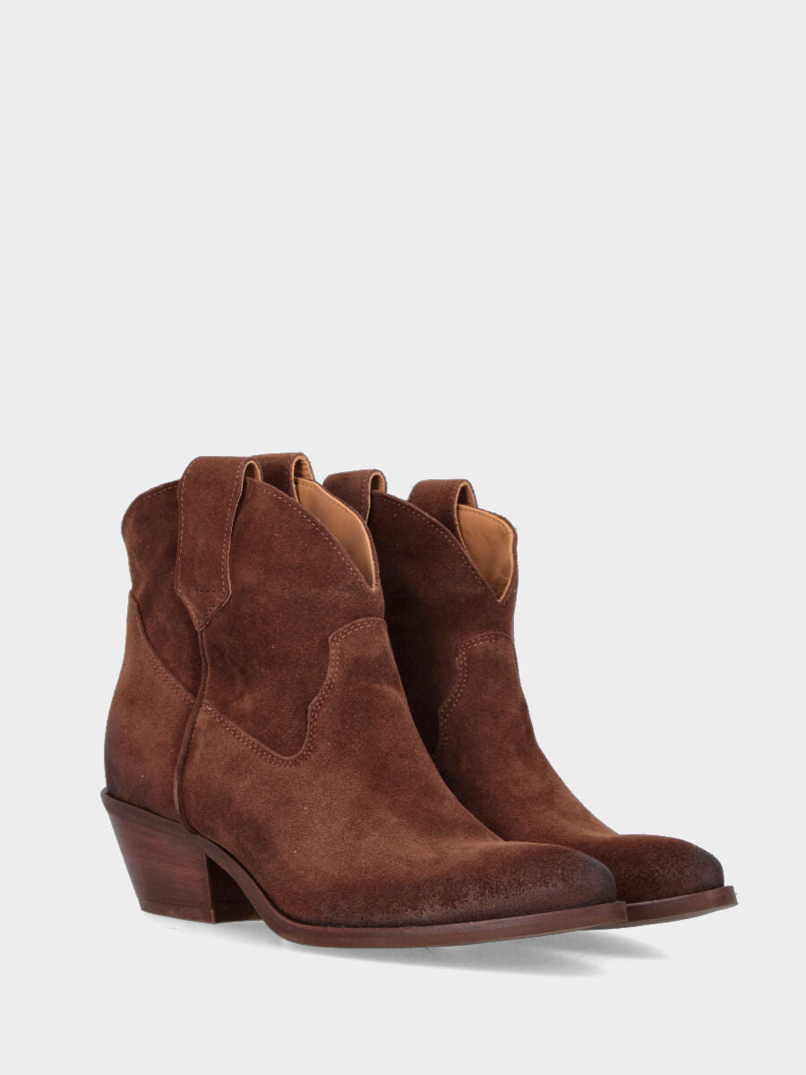 Stivaletto camperos in velour marrone con punta sfilata