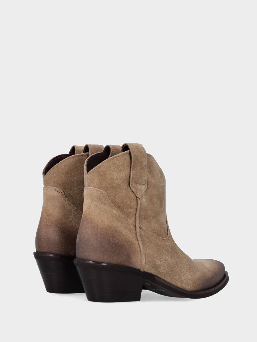 Stivaletto camperos in velour beige con punta sfilata e tacco 40 mm