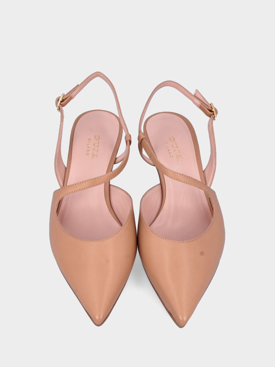 Slingback in nappa beige con cinturino asimmetrico e tacco a calice