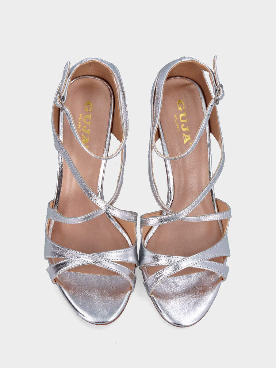 Sandalo in laminato argento con fascette ondulate e tacco stiletto