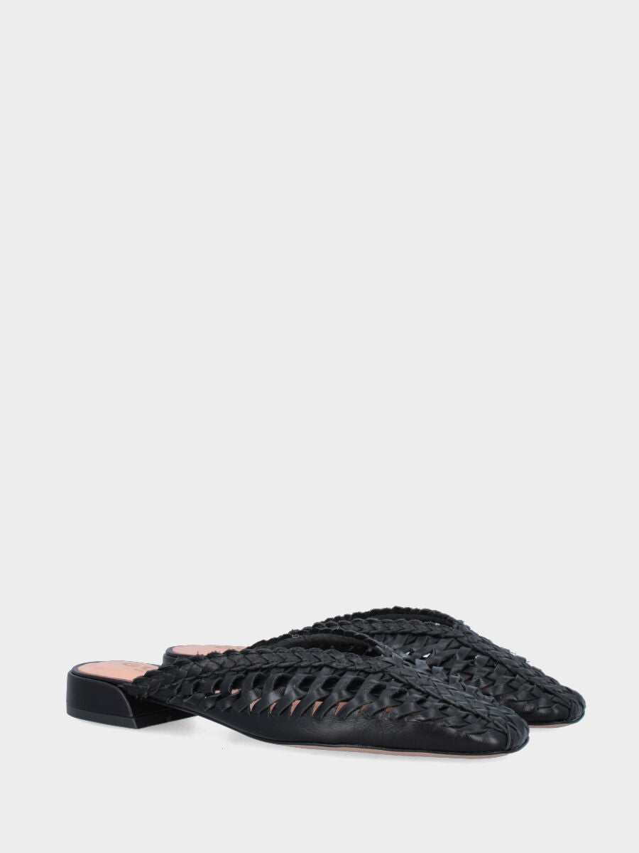 Sabot in nappa nera intrecciata con tacco basso